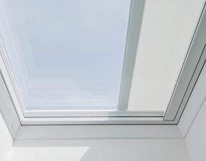 velux-sonnenschutz-hitzeschutzmarkisen-fuer-flachdachfenster