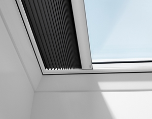 velux-sonnenschutz-hitzeschutzmarkisen-plissees-fuer-flachdachfenster