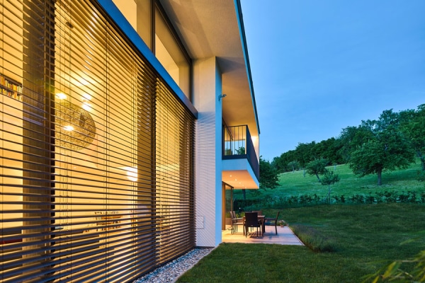 Raffstores und Jalousien perfekter Sonnenschutz Sichtschutz mit Smart-Home
