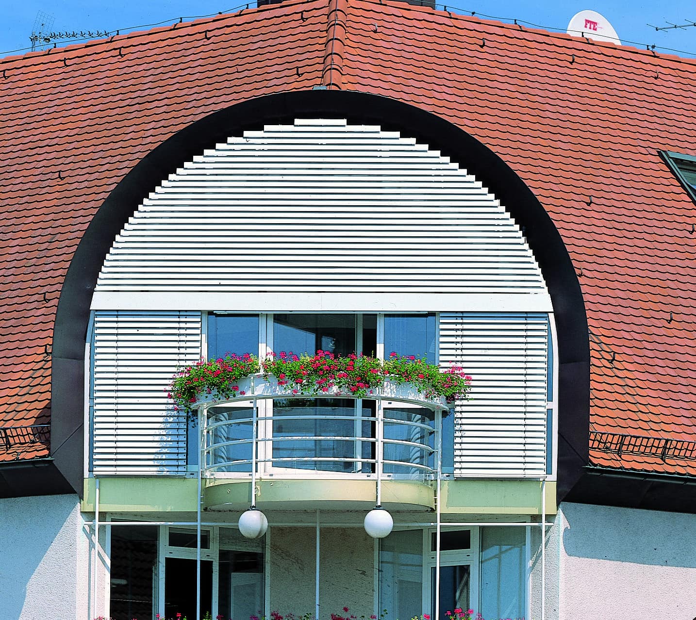 Schrägrollladen Schrägraffstore Raffstore Sonnenschutz und Sichtschutz für Fenster