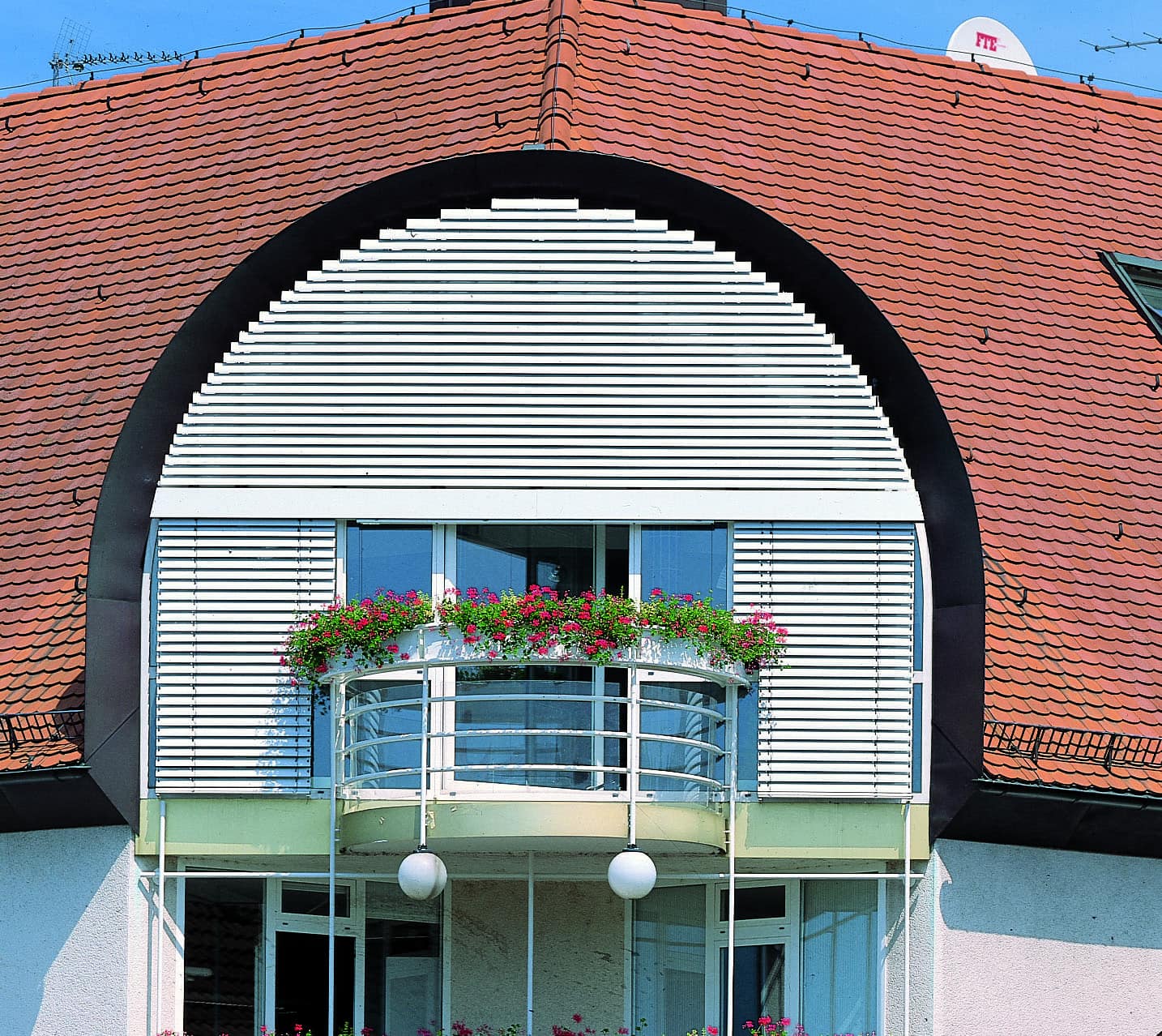 Schrägrollladen Schrägraffstore Raffstore Sonnenschutz und Sichtschutz für Fenster Schrägrollladen Schrägraffstore Raffstore Sonnenschutz und Sichtschutz für Fenster