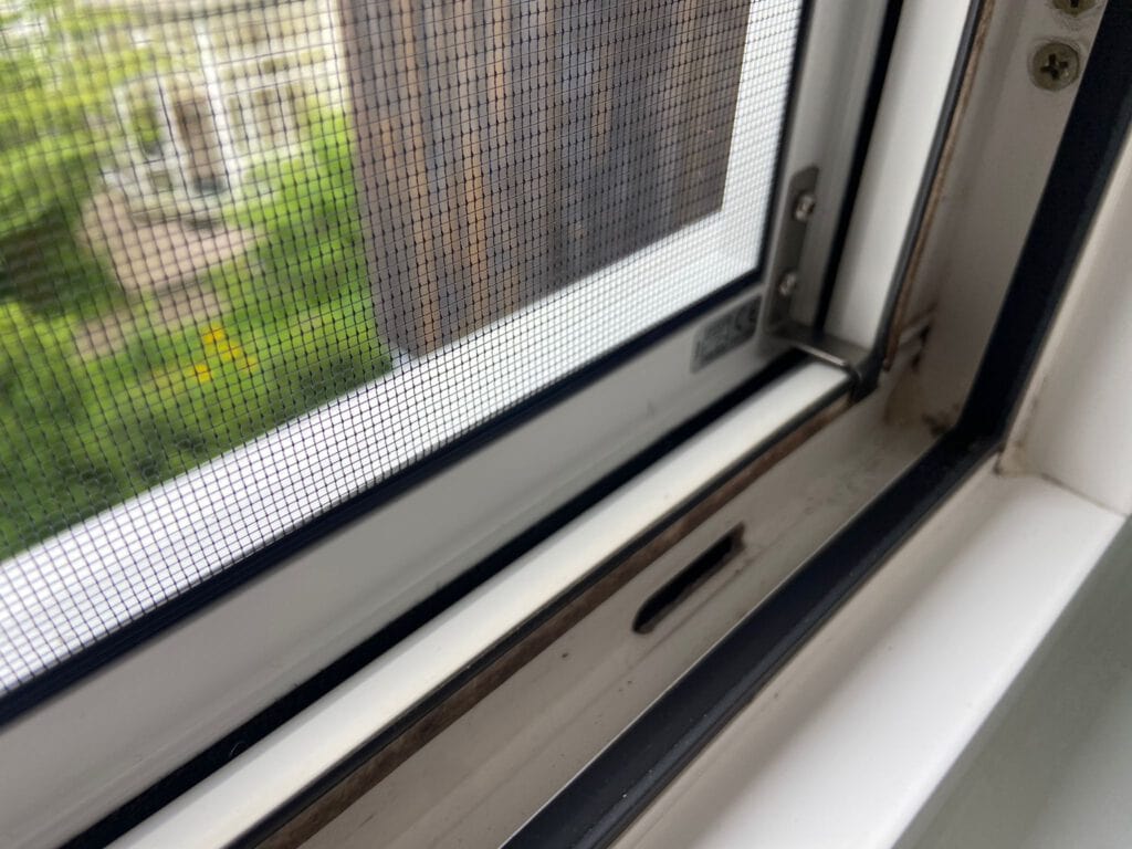 Schutz und Komfort: Der neue Insektenschutzspannrahmen mit Transpatec-Gewebe, gefederten Winkellaschen, und lichtdurchlässigem Durchblickgewebe 