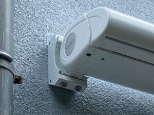 Dank der innovativen Gelenkarmtechnik bleibt der Sonnenschutz auch bei Wind stabil und sicher.