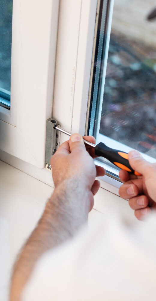 Professionelle Dachfenstermontage in Berlin von Nagai mit vorbereiteten Materialien und Werkzeugen.