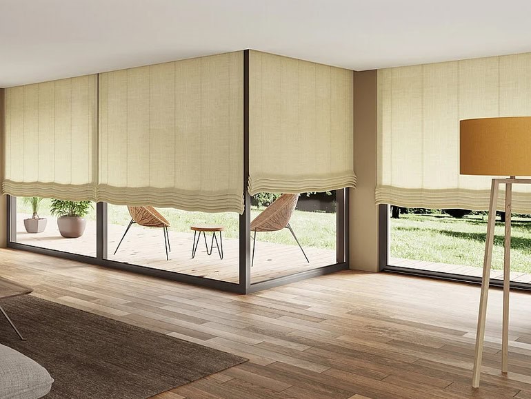 Raffrollos – Sichtschutz und Sonnenschutz für Berliner Wohnräume Raffrollos in einem modernen Wohnraum in Berlin – Effektiver Sicht-, Sonnen- und Blendschutz.